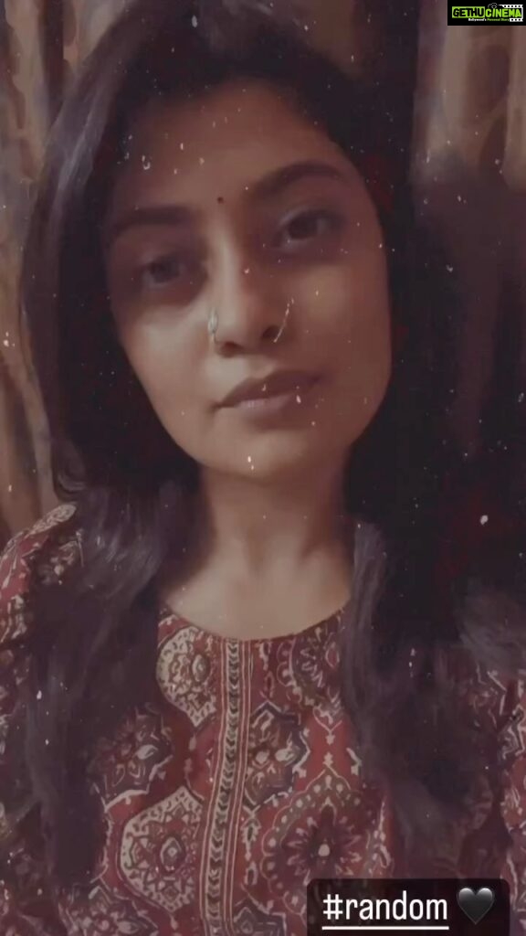 Ammu Abhirami Instagram - 🖤Unakkul Naanae🖤 This impromptu video of mine synced well with my current favourite music so here we go…🖤