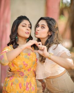 Ammu Abhirami Instagram - Everything about them🤍
Everything about this set🤍
Everything about this entire experience is just🥹🤌🏻🧿!
Little did I know this show would give me bonds that I would happily carry till eternity🥹🧿…
Forever thankful, grateful🤍
#omnamahshivaya ✨
Pc: Beautifully captured by @dhanush__photography ☺️.
