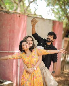 Ammu Abhirami Instagram - Everything about them🤍
Everything about this set🤍
Everything about this entire experience is just🥹🤌🏻🧿!
Little did I know this show would give me bonds that I would happily carry till eternity🥹🧿…
Forever thankful, grateful🤍
#omnamahshivaya ✨
Pc: Beautifully captured by @dhanush__photography ☺️.