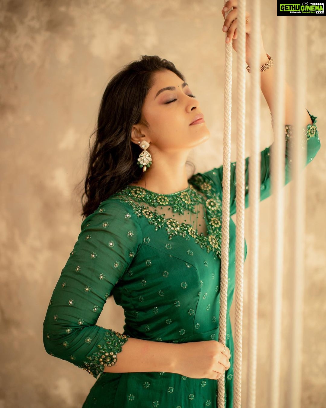 Ammu Abhirami Instagram - பறந்து போகின்றேன் சிறகி்ல்லாமல்🤍 கவிதை ஆகின்றேன் மொழியில்லாமல்🤍 Outfit @nirali_design_house Lens @camerasenthil Mua @makeup_by_kez Hair @banu_hairstylist_sareedrapist Jewellery @challani_jewellery Organized by @rrajeshananda
