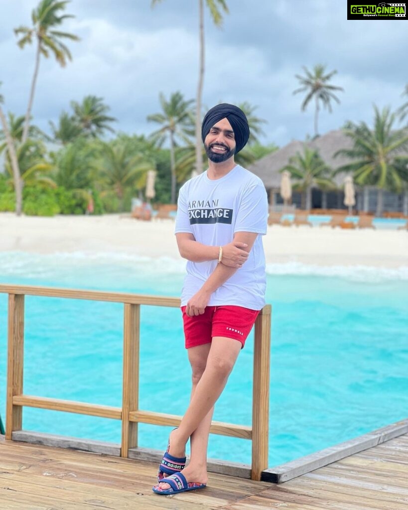 Ammy Virk Instagram - Life is beautiful ❤️❤️❤️… Peace ❤️❤️❤️… @sunsiyamresorts @sunsiyamiruveli One of the best resorts in maldives ❤️… n u can contact with @pickyourtrail for your trip to maldives or anywhere else as well… bless u all sajjno ❤️