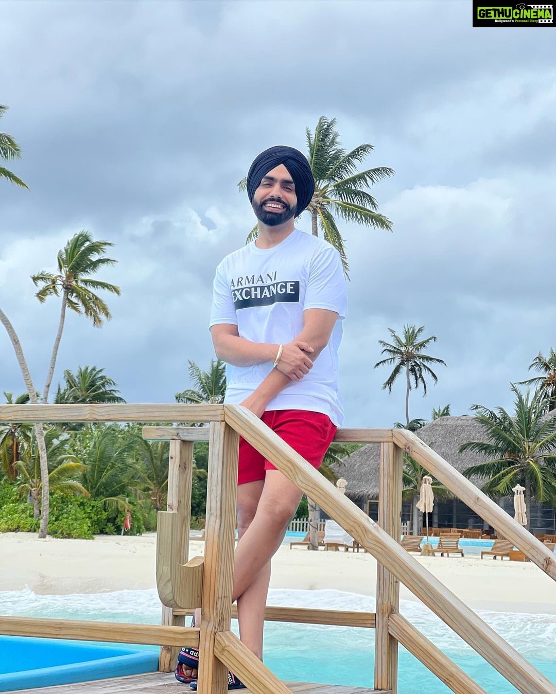Ammy Virk Instagram - Life is beautiful ❤️❤️❤️… Peace ❤️❤️❤️… @sunsiyamresorts @sunsiyamiruveli One of the best resorts in maldives ❤️… n u can contact with @pickyourtrail for your trip to maldives or anywhere else as well… bless u all sajjno ❤️
