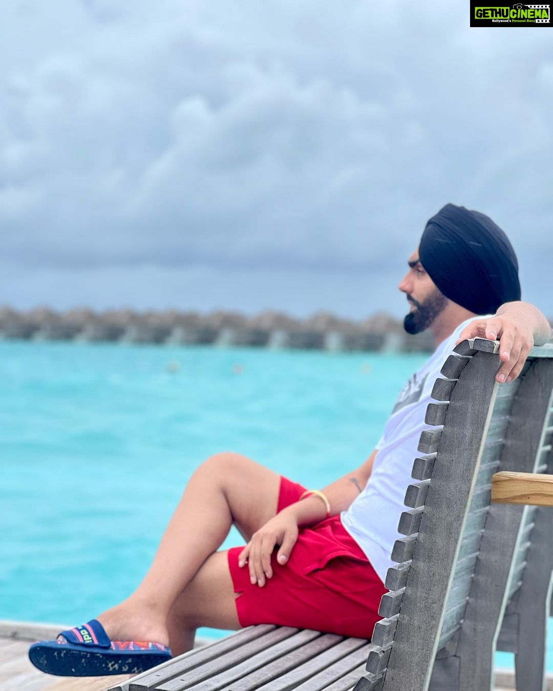 Ammy Virk Instagram - Life is beautiful ❤️❤️❤️… Peace ❤️❤️❤️… @sunsiyamresorts @sunsiyamiruveli One of the best resorts in maldives ❤️… n u can contact with @pickyourtrail for your trip to maldives or anywhere else as well… bless u all sajjno ❤️