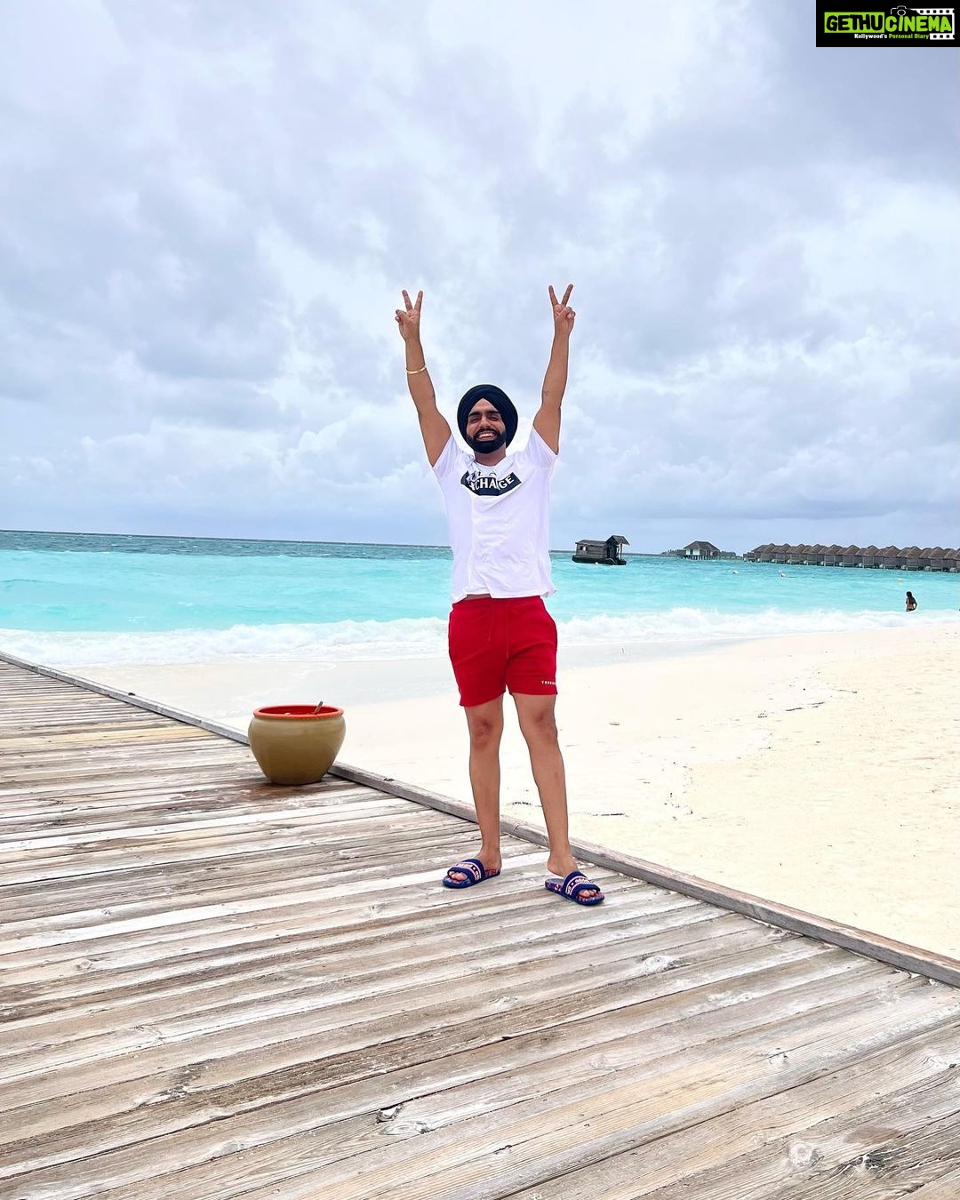 Ammy Virk Instagram - Life is beautiful ❤️❤️❤️… Peace ❤️❤️❤️… @sunsiyamresorts @sunsiyamiruveli One of the best resorts in maldives ❤️… n u can contact with @pickyourtrail for your trip to maldives or anywhere else as well… bless u all sajjno ❤️