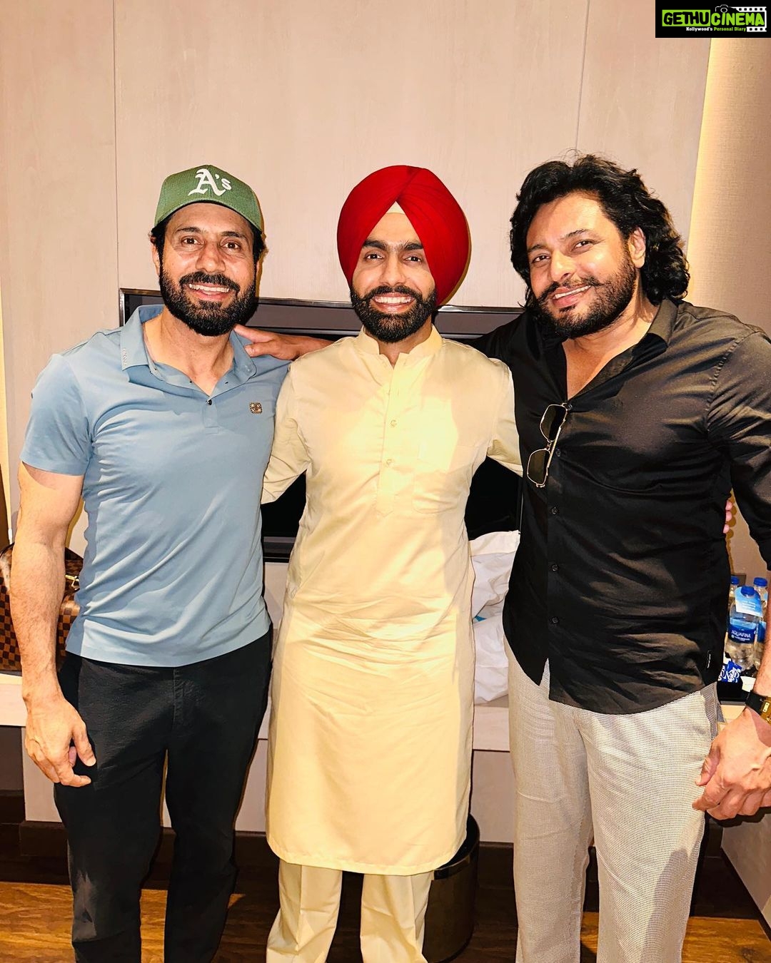 Ammy Virk Instagram - Wadde veer ❤️ @binnudhillons @dev_kharoud ❤️