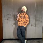 Ammy Virk Instagram - 2 days to go sajjno… Annhi dea mazaak ae ❤️ Overseas advance booking is open guyz… CANADA , USA , AUSTRALIA,NEW ZEALAND, UK, EUROPE , UAE… sajjno advance booking shuru hogi aaa , te karlo tickets book ❤️