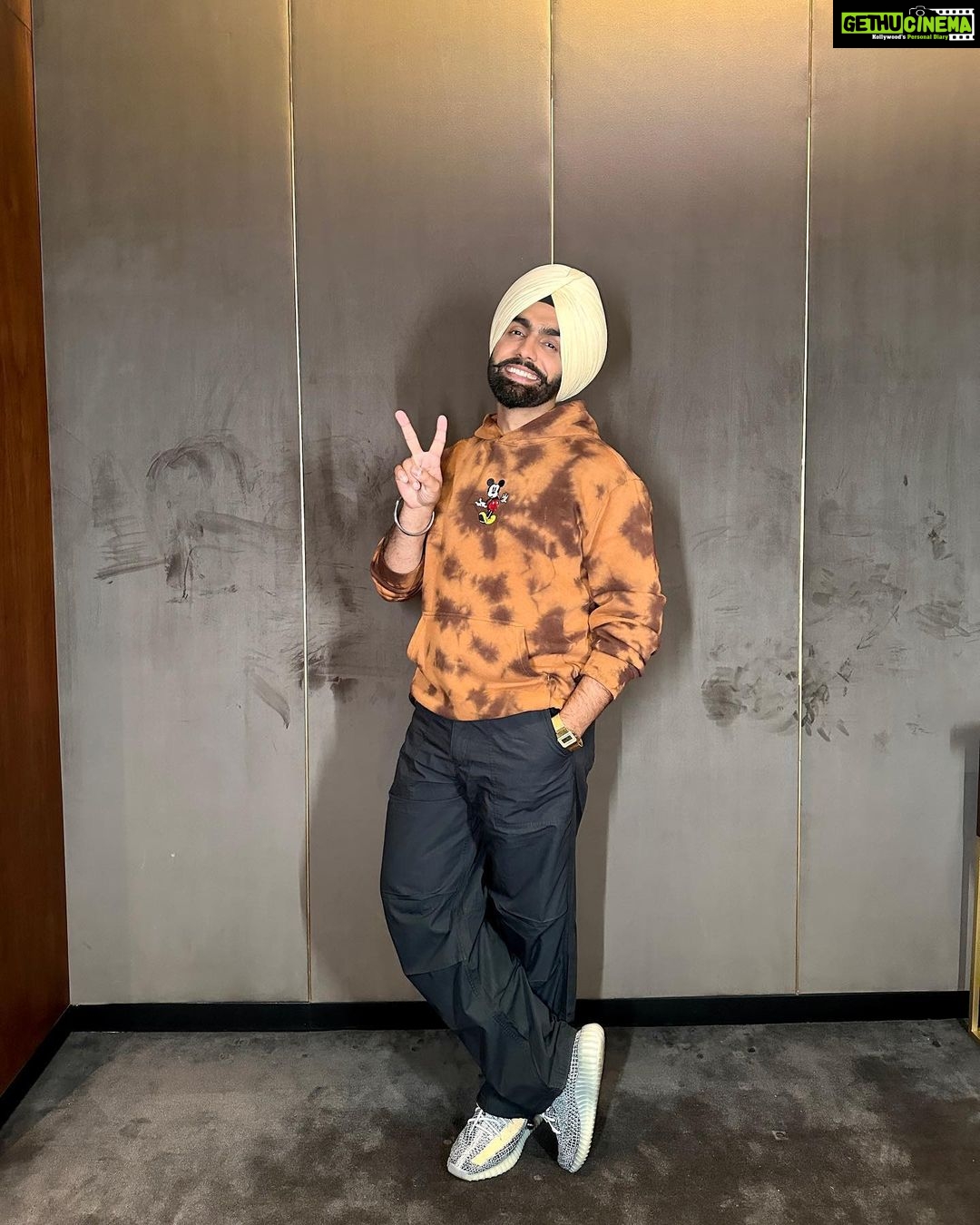 Ammy Virk Instagram - 2 days to go sajjno… Annhi dea mazaak ae ❤️ Overseas advance booking is open guyz… CANADA , USA , AUSTRALIA,NEW ZEALAND, UK, EUROPE , UAE… sajjno advance booking shuru hogi aaa , te karlo tickets book ❤️