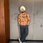 Ammy Virk Instagram - 2 days to go sajjno… Annhi dea mazaak ae ❤️ Overseas advance booking is open guyz… CANADA , USA , AUSTRALIA,NEW ZEALAND, UK, EUROPE , UAE… sajjno advance booking shuru hogi aaa , te karlo tickets book ❤️