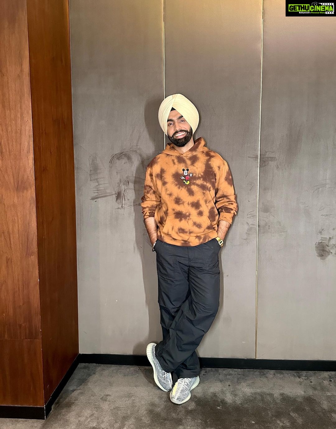 Ammy Virk Instagram - 2 days to go sajjno… Annhi dea mazaak ae ❤️ Overseas advance booking is open guyz… CANADA , USA , AUSTRALIA,NEW ZEALAND, UK, EUROPE , UAE… sajjno advance booking shuru hogi aaa , te karlo tickets book ❤️