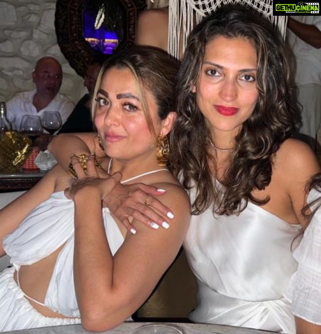 Amrita Arora Instagram - Happy happy birthday darling @dollysidhwani ❤️❤️❤️❤️ dollssssss !