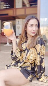 Amrita Arora Instagram - No more morning coffee, just orange juice!

#HotstarSpecials #MovingInWithMalaika now streaming Mon- Thu 8pm only on @disneyplushotstar

#MIMonHotstar #MovingInWithMalaikaOnHotstar

@banijayasia @deepak30000 @mrinalinni @shyamrathi1411 @banijaygroup @balangirish @sageinsta @khuzema_kezer