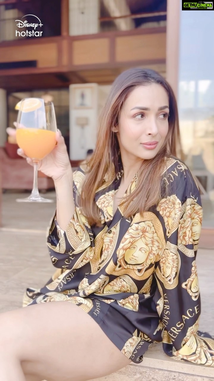 Amrita Arora Instagram - No more morning coffee, just orange juice! #HotstarSpecials #MovingInWithMalaika now streaming Mon- Thu 8pm only on @disneyplushotstar #MIMonHotstar #MovingInWithMalaikaOnHotstar @banijayasia @deepak30000 @mrinalinni @shyamrathi1411 @banijaygroup @balangirish @sageinsta @khuzema_kezer