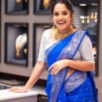 Amrutha Nair Instagram - Wearing beautiful jewellery makes every moment create 🦋♥️ @kalyanjewellers_official Jewellery @kalyanjewellers_official Saree @varnudais Blouse design @vybhadesignerstudio Pic @vipinjkumar MUA @blushingtone_by_veenavineeth Trivandrum, India