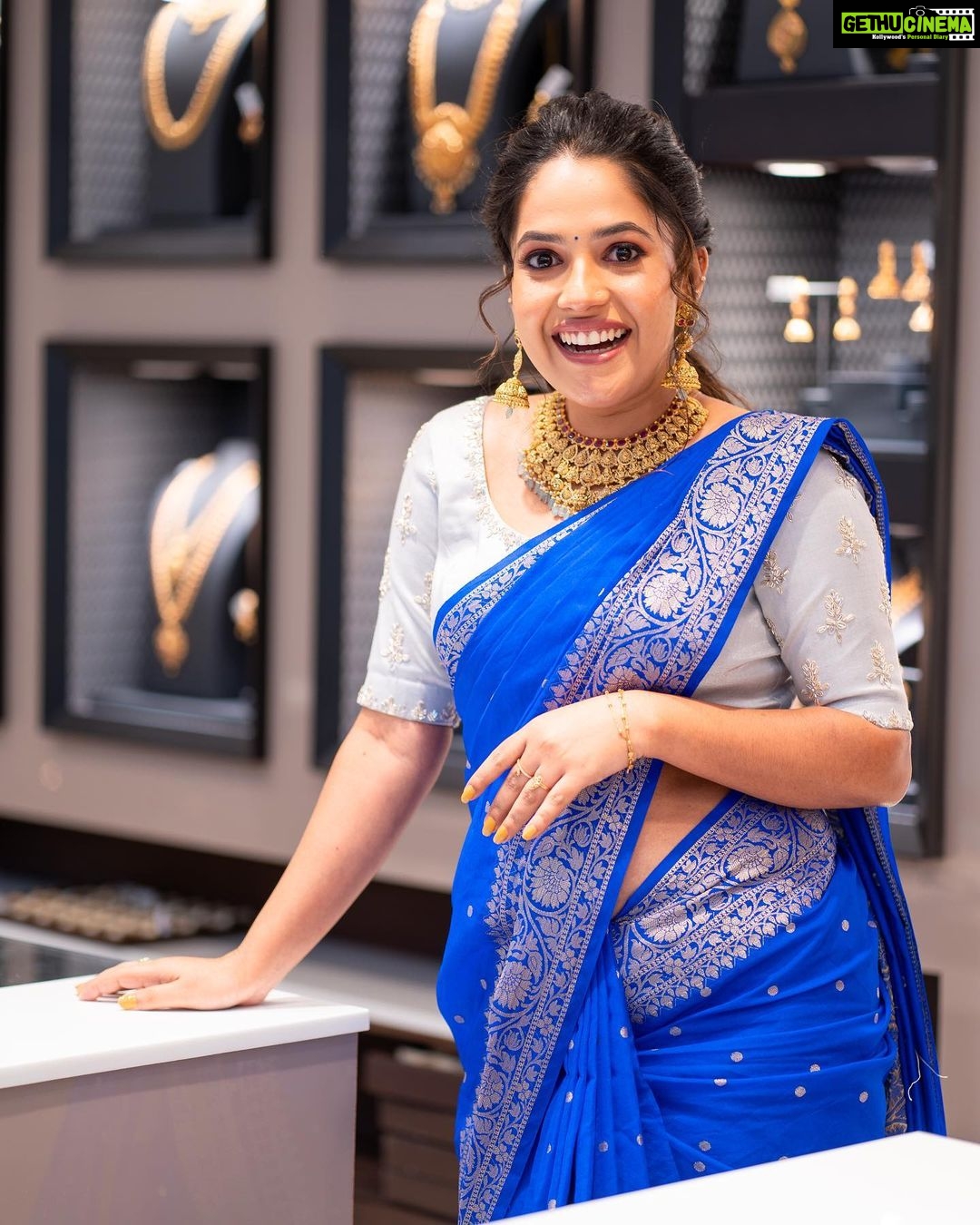 Amrutha Nair Instagram - Wearing beautiful jewellery makes every moment create 🦋♥️ @kalyanjewellers_official Jewellery @kalyanjewellers_official Saree @varnudais Blouse design @vybhadesignerstudio Pic @vipinjkumar MUA @blushingtone_by_veenavineeth Trivandrum, India