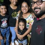Amrutha Nair Instagram - നട്ടപാതിരയ്ക്ക് ഒരു സ്ട്രീറ്റ് വെളിച്ചത്തിൽ കുടുംബത്തോടൊപ്പം കൂട്ടിനൊരു അനിയത്തിയും ❤️❤️