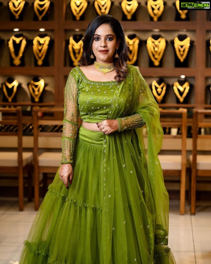 Amrutha Nair Instagram - 💚🫰🏻 Outfit @evanshi_designs Pic @vipinjkumar
