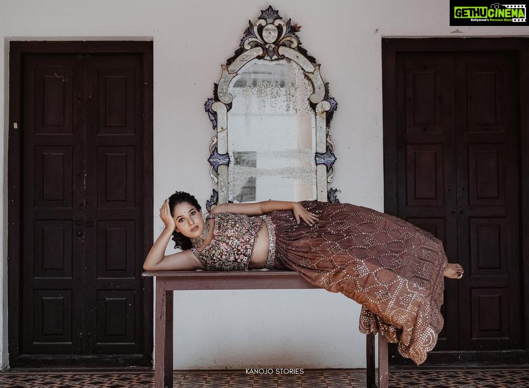 Amrutha Nair Instagram - ✨✨ Shot by @kanojo_stories @vaisakh_mascara , Mua @blushingtone_by_veenavineeth blushingtone_by_veenavineeth Outfit by @taavisha_by_geethu , @the_rental_jeannie Ornaments by @alameen_fashion_jewels