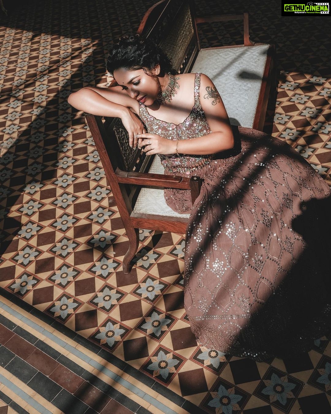 Amrutha Nair Instagram - ✨✨ Shot by @kanojo_stories @vaisakh_mascara , Retouch @vipinjkumar Mua blushingtone_by_veenavineeth Outfit by @taavisha_by_geethu , @the_rental_jeannie Ornaments by @alameen_fashion_jewels