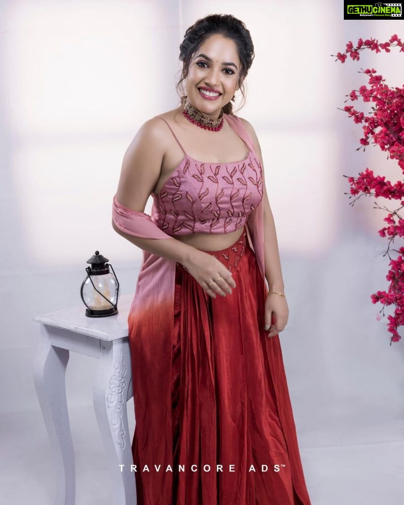 Amrutha Nair Instagram - Fabulous clothes make me remember how beautiful life is.♥ Outfit @bybbecca @chamak_by_becca Pic @travancoreads @jithuthampifm MUA @blushingtone_by_veenavineeth Thiruvananthapuram, Kerala, India
