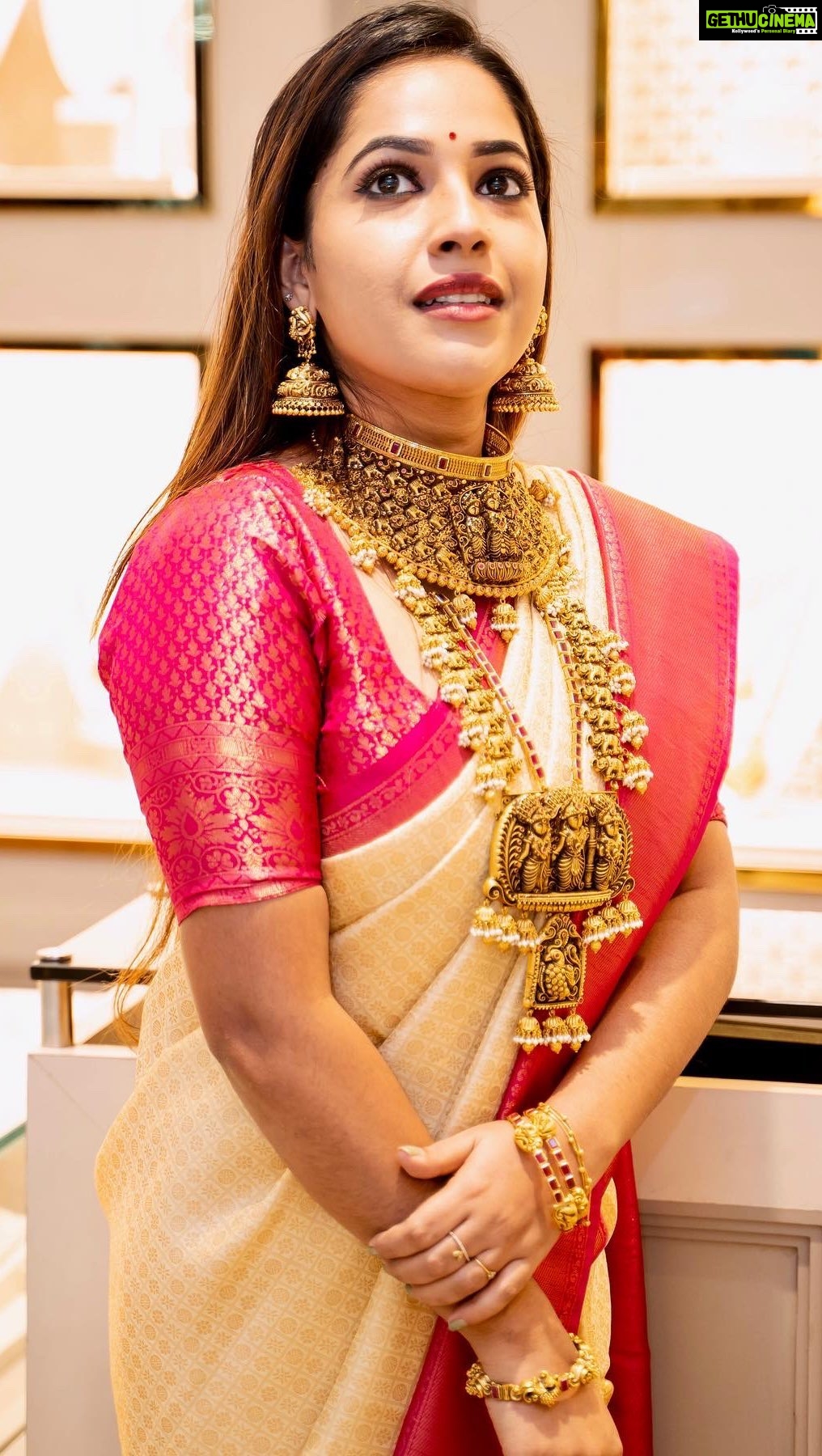 Amrutha Nair - 45.9K Likes - ♥️
Saree @brand_nithara_
Ornaments @pothysswarnamahal