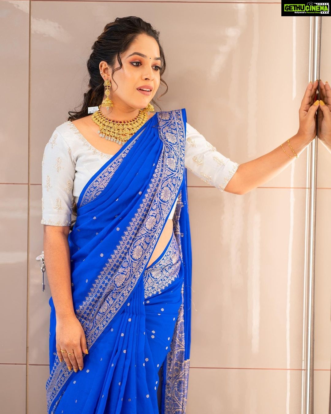 Amrutha Nair Instagram - Wearing beautiful jewellery makes every moment create 🦋♥️ @kalyanjewellers_official Jewellery @kalyanjewellers_official Saree @varnudais Blouse design @vybhadesignerstudio Pic @vipinjkumar MUA @blushingtone_by_veenavineeth Trivandrum, India