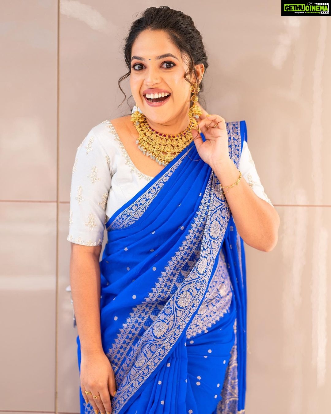 Amrutha Nair Instagram - Wearing beautiful jewellery makes every moment create 🦋♥️ @kalyanjewellers_official Jewellery @kalyanjewellers_official Saree @varnudais Blouse design @vybhadesignerstudio Pic @vipinjkumar MUA @blushingtone_by_veenavineeth Trivandrum, India
