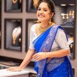 Amrutha Nair Instagram - Wearing beautiful jewellery makes every moment create 🦋♥️ @kalyanjewellers_official Jewellery @kalyanjewellers_official Saree @varnudais Blouse design @vybhadesignerstudio Pic @vipinjkumar MUA @blushingtone_by_veenavineeth Trivandrum, India