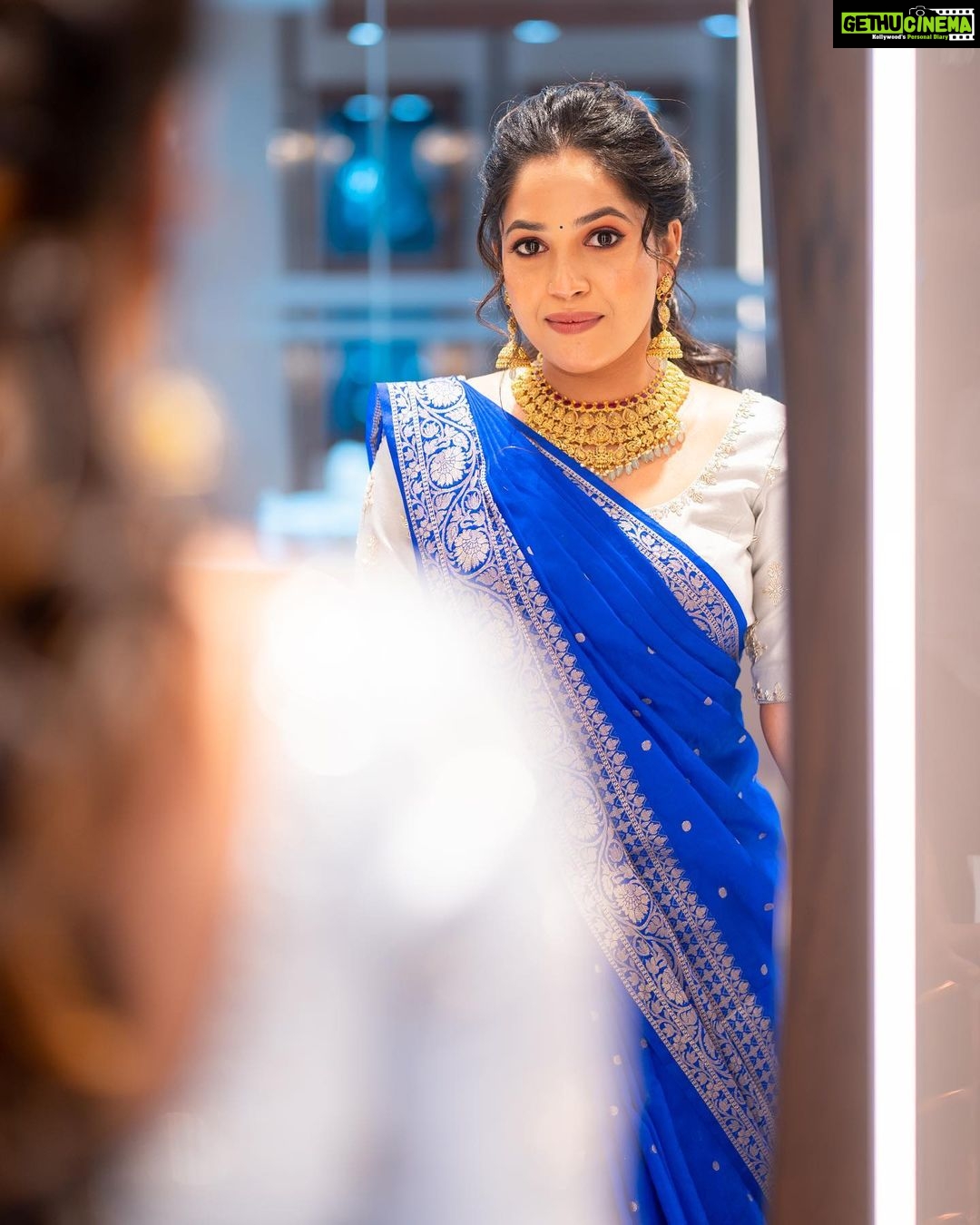 Amrutha Nair Instagram - Wearing beautiful jewellery makes every moment create 🦋♥️ @kalyanjewellers_official Jewellery @kalyanjewellers_official Saree @varnudais Blouse design @vybhadesignerstudio Pic @vipinjkumar MUA @blushingtone_by_veenavineeth Trivandrum, India