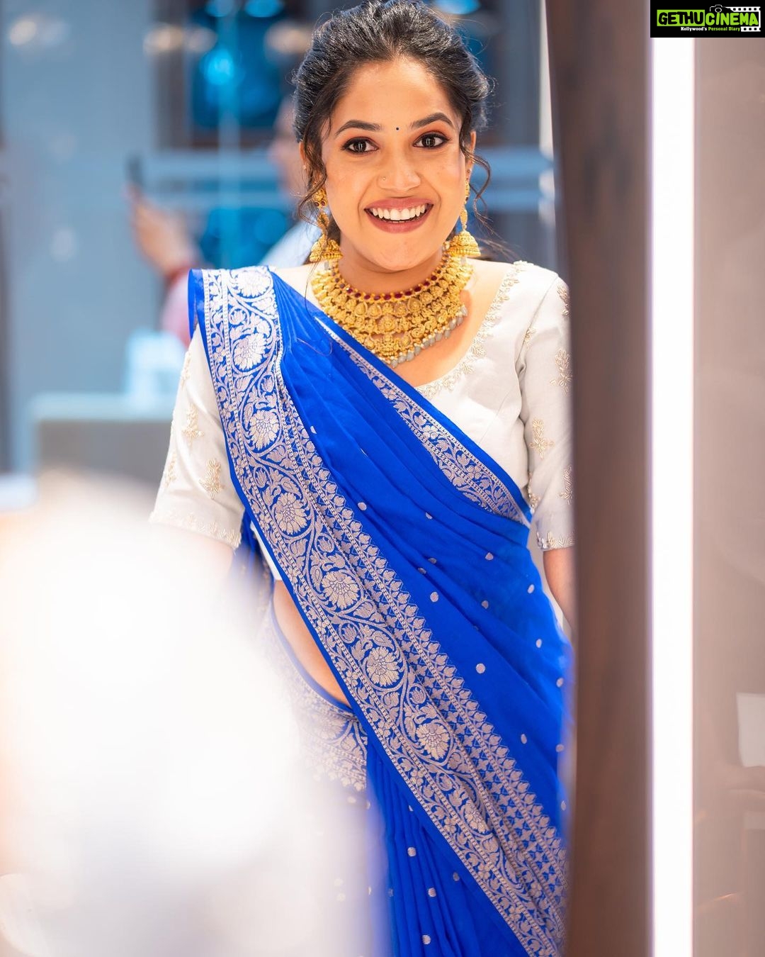 Amrutha Nair Instagram - Wearing beautiful jewellery makes every moment create 🦋♥️ @kalyanjewellers_official Jewellery @kalyanjewellers_official Saree @varnudais Blouse design @vybhadesignerstudio Pic @vipinjkumar MUA @blushingtone_by_veenavineeth Trivandrum, India