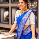 Amrutha Nair Instagram - Wearing beautiful jewellery makes every moment create 🦋♥️ @kalyanjewellers_official Jewellery @kalyanjewellers_official Saree @varnudais Blouse design @vybhadesignerstudio Pic @vipinjkumar MUA @blushingtone_by_veenavineeth Trivandrum, India