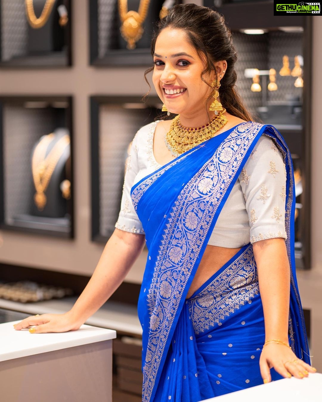 Amrutha Nair Instagram - Wearing beautiful jewellery makes every moment create 🦋♥️ @kalyanjewellers_official Jewellery @kalyanjewellers_official Saree @varnudais Blouse design @vybhadesignerstudio Pic @vipinjkumar MUA @blushingtone_by_veenavineeth Trivandrum, India