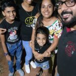 Amrutha Nair Instagram - നട്ടപാതിരയ്ക്ക് ഒരു സ്ട്രീറ്റ് വെളിച്ചത്തിൽ കുടുംബത്തോടൊപ്പം കൂട്ടിനൊരു അനിയത്തിയും ❤️❤️