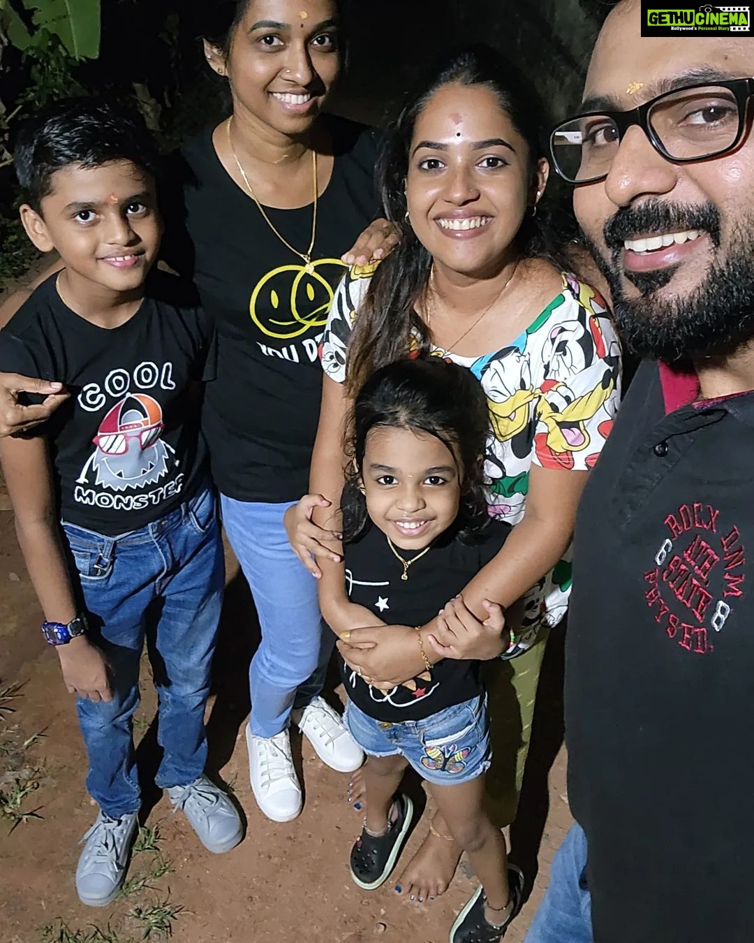 Amrutha Nair Instagram - നട്ടപാതിരയ്ക്ക് ഒരു സ്ട്രീറ്റ് വെളിച്ചത്തിൽ കുടുംബത്തോടൊപ്പം കൂട്ടിനൊരു അനിയത്തിയും ❤️❤️