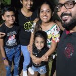 Amrutha Nair Instagram - നട്ടപാതിരയ്ക്ക് ഒരു സ്ട്രീറ്റ് വെളിച്ചത്തിൽ കുടുംബത്തോടൊപ്പം കൂട്ടിനൊരു അനിയത്തിയും ❤️❤️