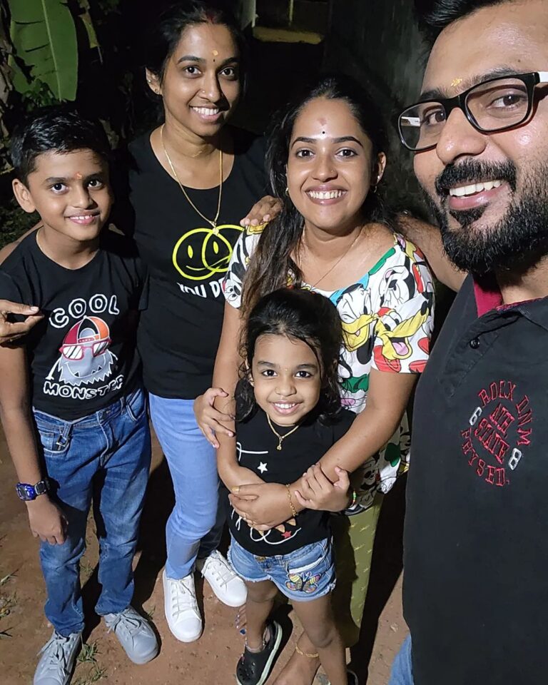 Amrutha Nair Instagram - നട്ടപാതിരയ്ക്ക് ഒരു സ്ട്രീറ്റ് വെളിച്ചത്തിൽ കുടുംബത്തോടൊപ്പം കൂട്ടിനൊരു അനിയത്തിയും ❤️❤️