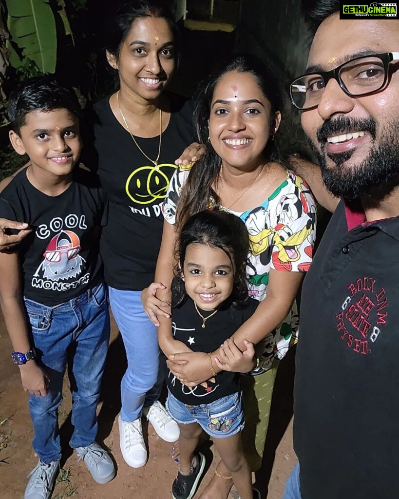 Amrutha Nair Instagram - നട്ടപാതിരയ്ക്ക് ഒരു സ്ട്രീറ്റ് വെളിച്ചത്തിൽ കുടുംബത്തോടൊപ്പം കൂട്ടിനൊരു അനിയത്തിയും ❤❤