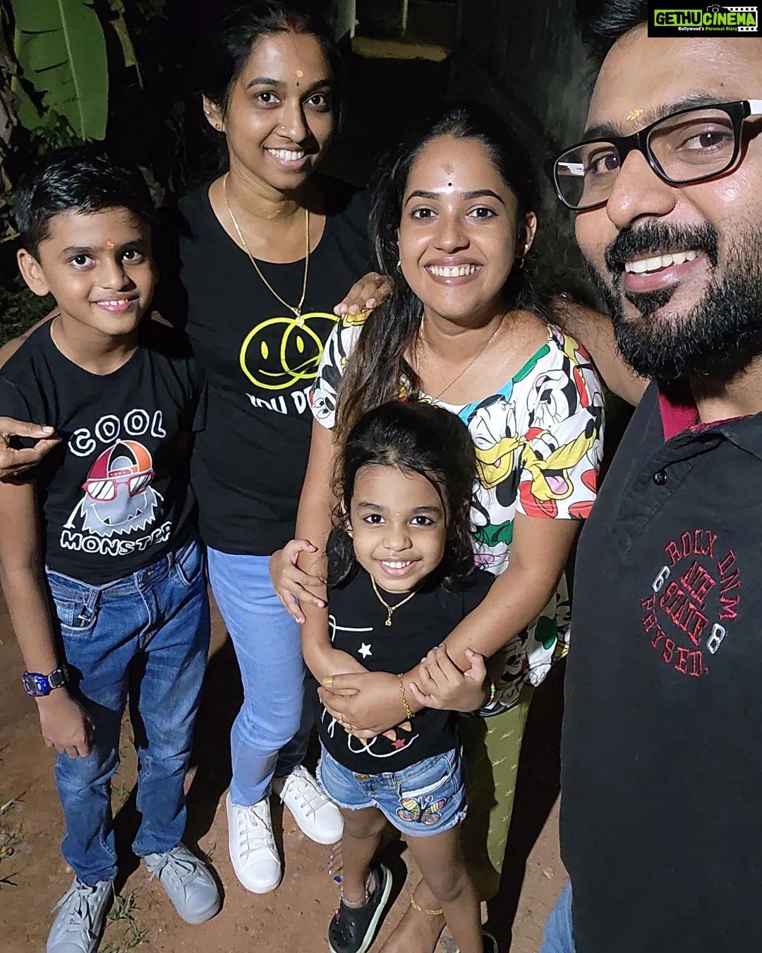 Amrutha Nair Instagram - നട്ടപാതിരയ്ക്ക് ഒരു സ്ട്രീറ്റ് വെളിച്ചത്തിൽ കുടുംബത്തോടൊപ്പം കൂട്ടിനൊരു അനിയത്തിയും ❤️❤️