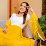 Amrutha Nair Instagram - 💛💐 Attire @udupp_by_devikaraju Pic @vipinjkumar Location @blushingtone_by_veenavineeth MUA @blushingtone_by_veenavineeth #reelsinstagram #yellow #white #pic Trivandrum, India