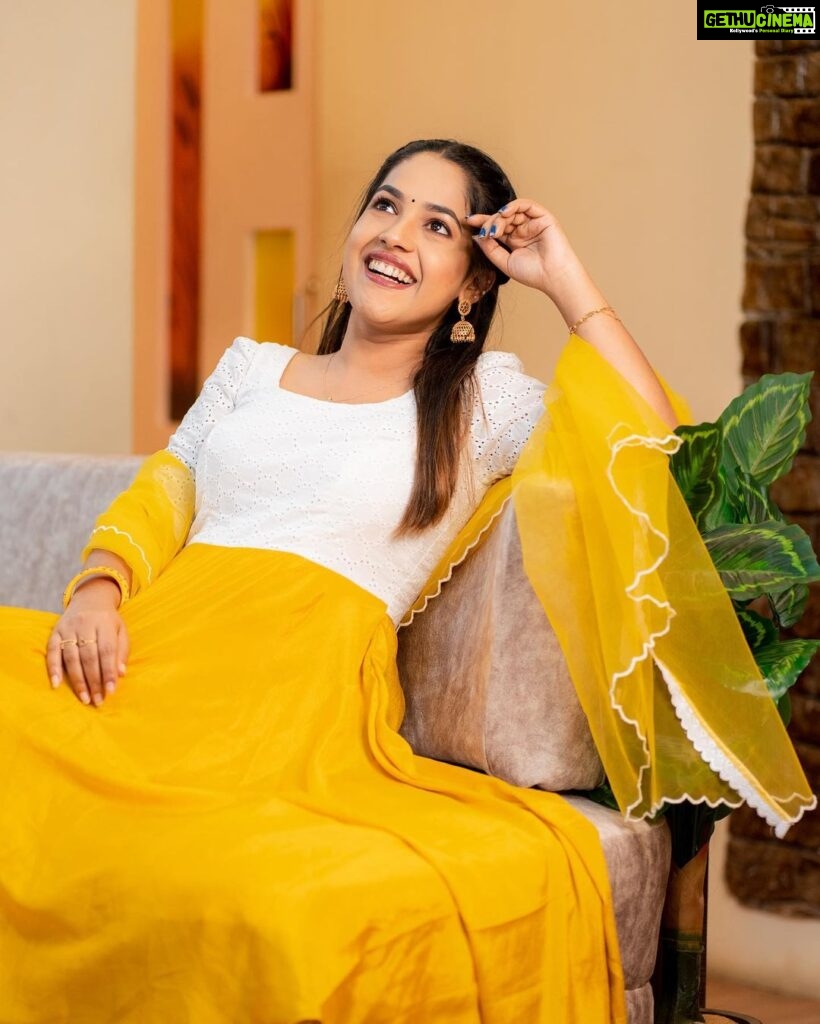 Amrutha Nair Instagram - 💛💐 Attire @udupp_by_devikaraju Pic @vipinjkumar Location @blushingtone_by_veenavineeth MUA @blushingtone_by_veenavineeth #reelsinstagram #yellow #white #pic Trivandrum, India