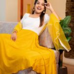 Amrutha Nair Instagram - 💛💐 Attire @udupp_by_devikaraju Pic @vipinjkumar Location @blushingtone_by_veenavineeth MUA @blushingtone_by_veenavineeth #reelsinstagram #yellow #white #pic Trivandrum, India