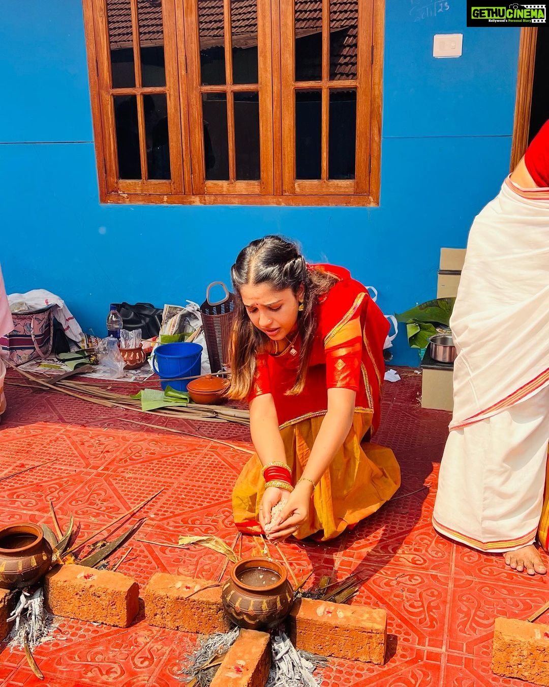 Amrutha Nair Instagram - വ്രതശുദ്ധിയോടെ എല്ലാ സങ്കടങ്ങളും എല്ലാ ആഗ്രഹങ്ങളും അമ്മയിൽ അർപ്പിച്ചുകൊണ്ട് മറ്റൊരു പൊങ്കാല കൂടി #attukalpongala ♥️ Trivandrum, India