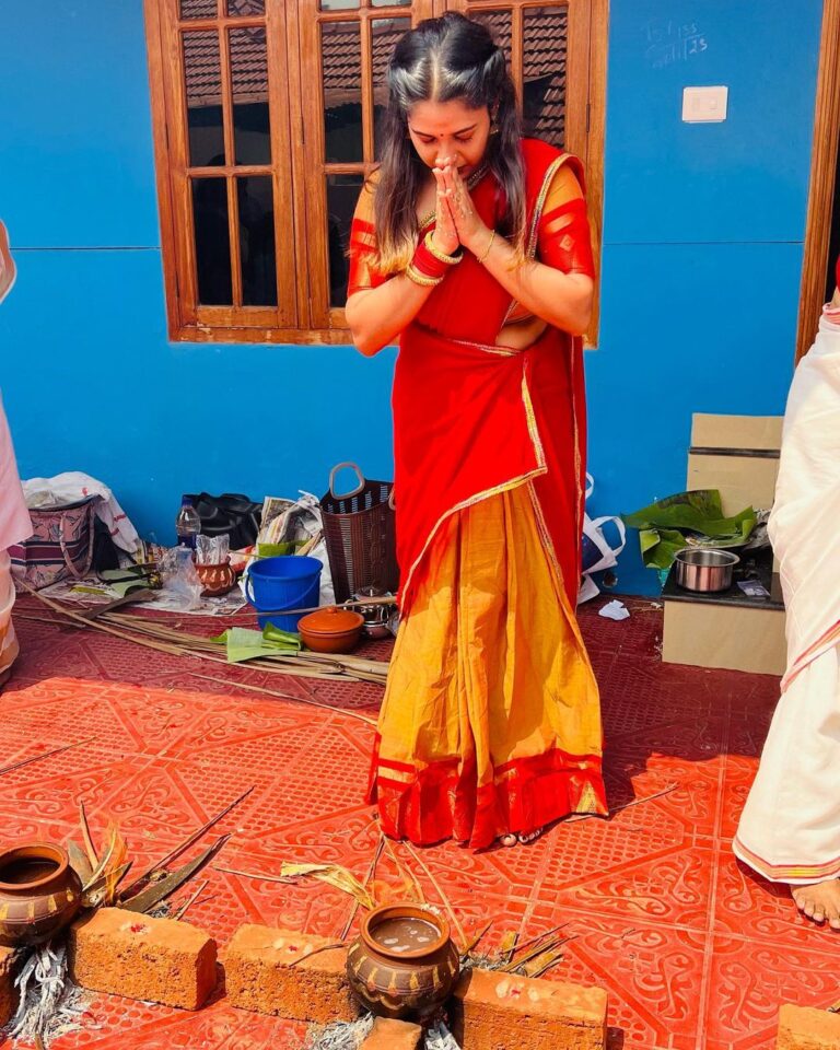 Amrutha Nair Instagram - വ്രതശുദ്ധിയോടെ എല്ലാ സങ്കടങ്ങളും എല്ലാ ആഗ്രഹങ്ങളും അമ്മയിൽ അർപ്പിച്ചുകൊണ്ട് മറ്റൊരു പൊങ്കാല കൂടി #attukalpongala ♥️ Trivandrum, India