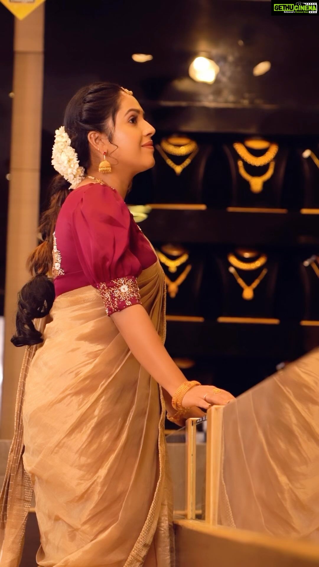 Amrutha Nair Instagram - ♥️🥰🫰🏻 Blouse design from @vybhadesignerstudio Saree @varnudais MUA @brides_of_deepthi