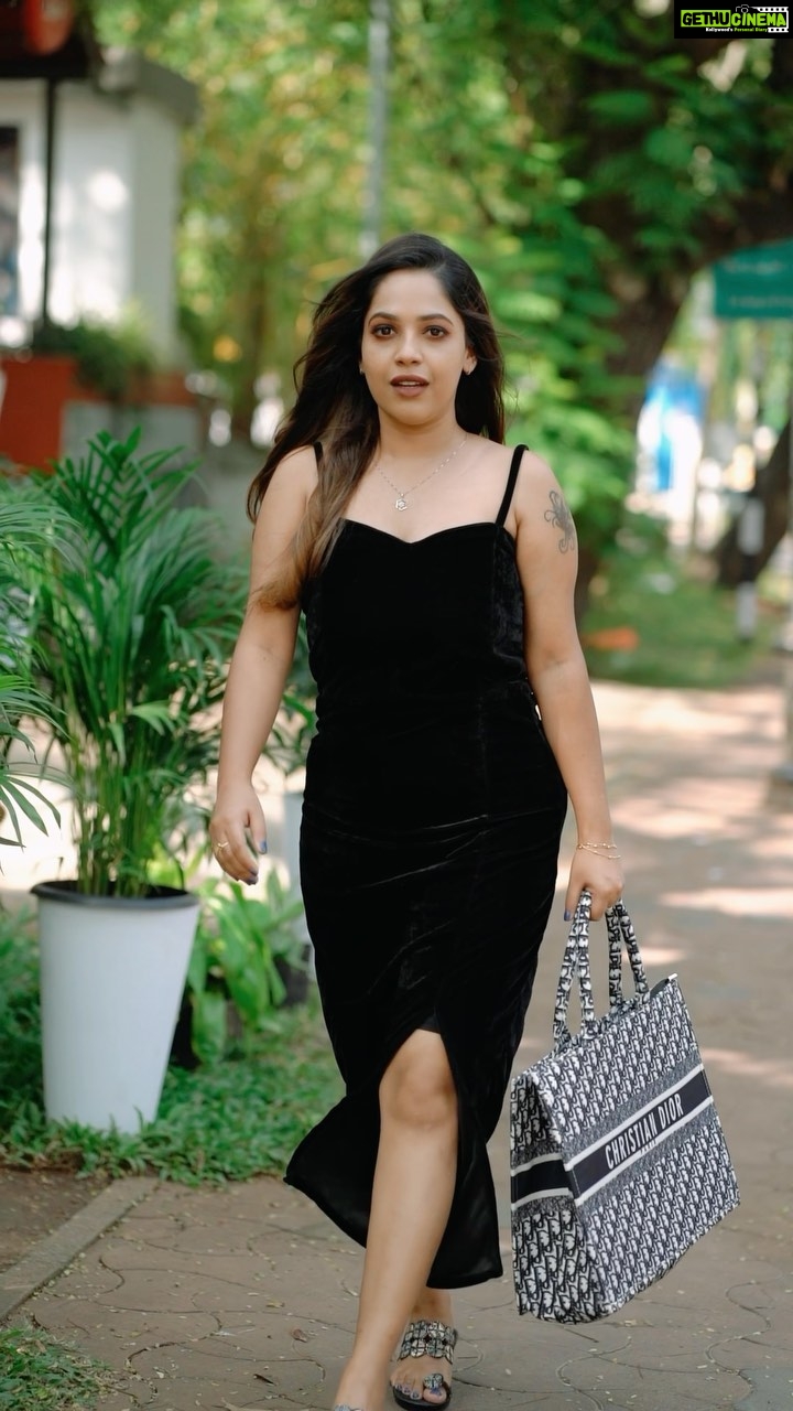 Amrutha Nair Instagram - π€π€ bag @fashion_beetle2 #reel #reels #reelsinstagram #instagram #reelitfeelit #trending #love #viral #explore #instagood #explorepage #follow #r #reelkarofeelkaro #tiktok #el #like #india #photography #instadaily #reelsvideo #followforfollowback #foryou #fashion #instagramreels #likeforlikes #memes #reelsindia #video #music
