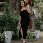 Amrutha Nair Instagram - Back in black 🖤 Bag : @fashion_beetle Outfit @shoppers.budget MUA @roshnistvm #model #tamil #actress #black Kochi,Kerala