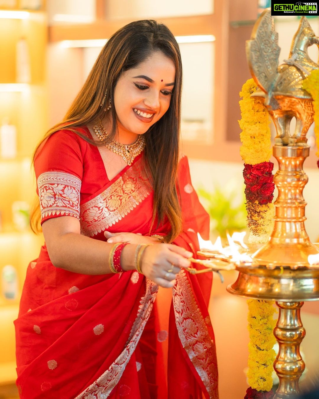Amrutha Nair Instagram - Inauguration day @nila_make_overs Attire @varnudais Kollam