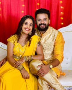 Amrutha Nair Instagram - Varun & Rekha 💛🫰🏻 @_aju_thomas_ 

Costume @fab.d.studio 
@asianet @geethagovindam23