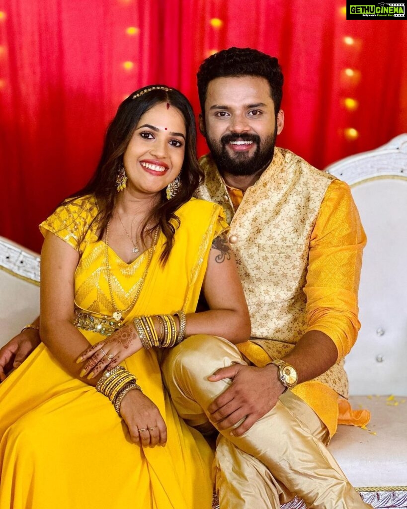 Amrutha Nair Instagram - Varun & Rekha 💛🫰🏻 @_aju_thomas_ Costume @fab.d.studio @asianet @geethagovindam23 Trivandrum, India