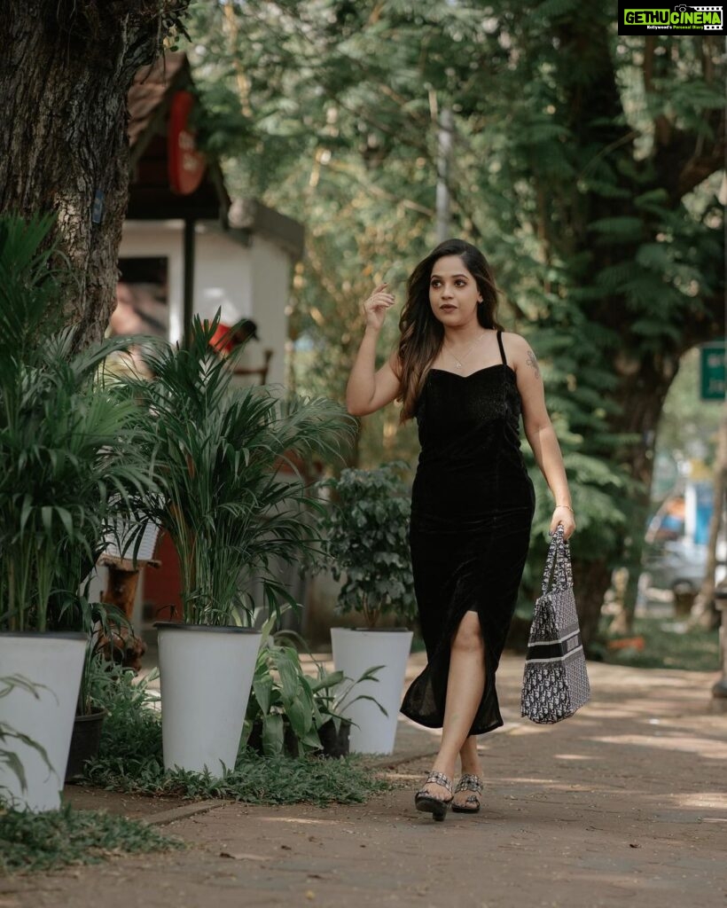 Amrutha Nair Instagram - Black series 🖤 : Bag @fashion_beetle2 Outfit @shoppers.budget MUA @roshnistvm Pic @vipinjkumar