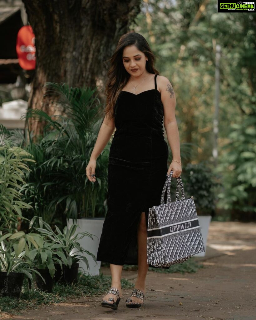 Amrutha Nair Instagram - Black series 🖤 : Bag @fashion_beetle2 Outfit @shoppers.budget MUA @roshnistvm Pic @vipinjkumar